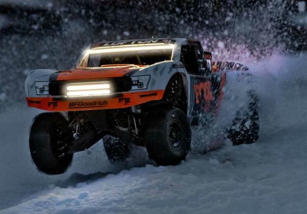 Traxxas Unlimited Desert Racer 4WD Brushless mit LEDs 6S 50+MPH Akku & Ladegerät COMBO - Image 2